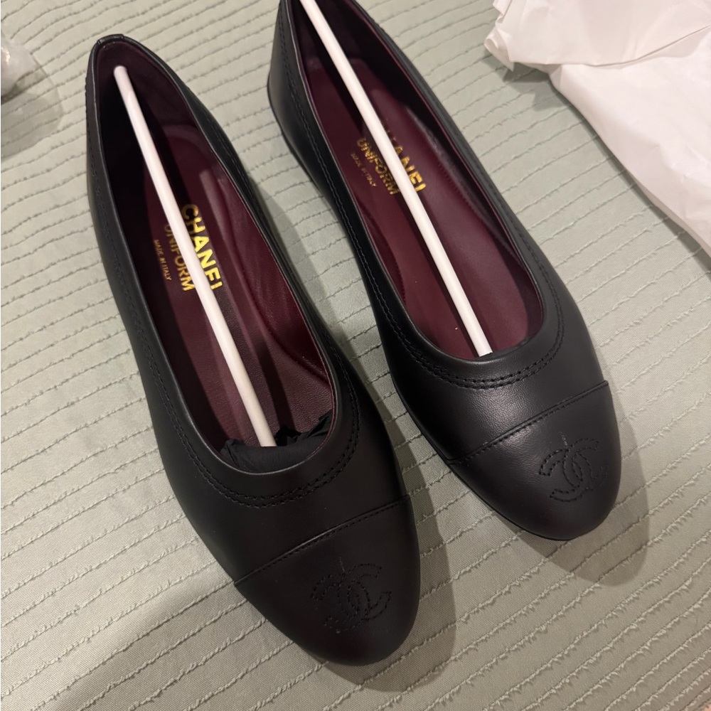 CHANEL Black Leather CC Logo Ballet Flats with Burgundy Insole